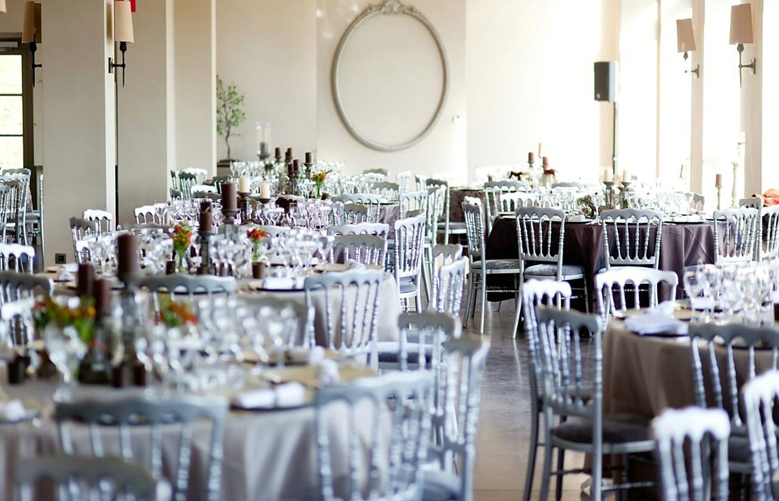 La salle de réception dressée pour le dîner